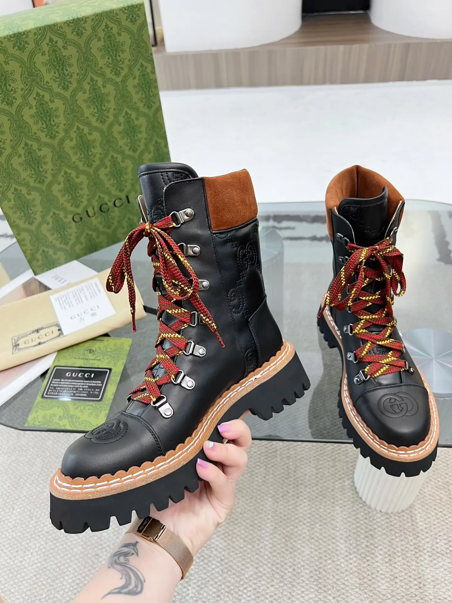 👟👟Ex-factory price 660👟👟 Autumn and winter GUCCI 8-inch ankle boots original model opening✅Double G electric embroidered toe cap Colored shoelaces, full of high-end feel [strong] Fabric: cowhide🐂, matte open edge beads Inner/foot pads: high-end apricot cowhide TPU outsole Heel height 4cm Color: black Size: 34-42 (34, 42 need to be customized) Packaging: Comes with card and cloth bag.